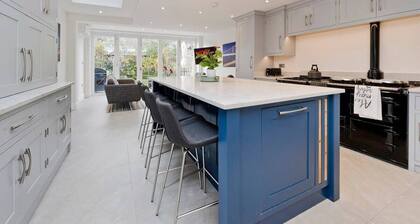 Spacious 4 Bed House, Battersea