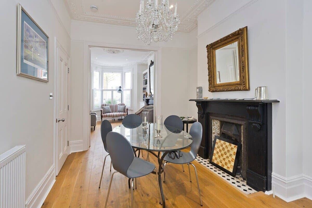 House (4 Bedrooms) | Interior