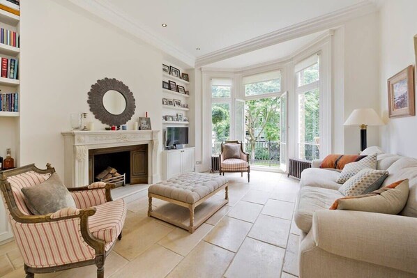 Front of property - Cute 2-bed Chelsea Apartment (London)