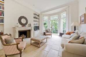 Apartment (2 Bedrooms) | Front of property