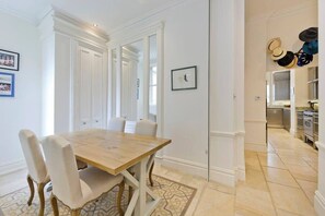 Interior - Cute 2-bed Chelsea Apartment (London)