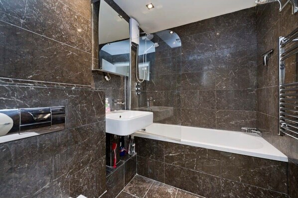 Appartement (2 Bedrooms) | Salle de bain | Baignoire