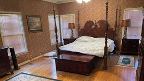5 bedrooms, desk, iron/ironing board, free WiFi - Old Jacksonville Manor 
6BR  10 Beds, 2 Kitchens
Great for work and  pleasure. (Flint)