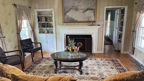Interior - Old Jacksonville Manor 
6BR  10 Beds, 2 Kitchens
Great for work and  pleasure. (Flint)