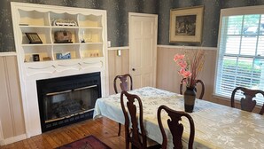 Dining - Old Jacksonville Manor 
6BR  10 Beds, 2 Kitchens
Great for work and  pleasure. (Flint)