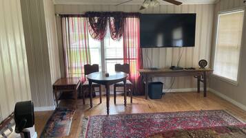 6 bedrooms, desk, iron/ironing board, free WiFi