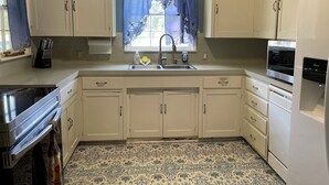 Fridge, microwave, oven, stovetop - Old Jacksonville Manor 
6BR  10 Beds, 2 Kitchens
Great for work and  pleasure. (Flint)