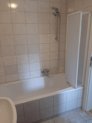 Hårtork, handdukar, tvål och toalettpapper