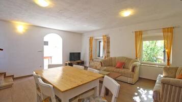House, 2 Bedrooms, Private Pool, Garden View | Living room