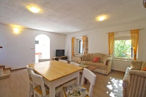 Ferienhaus, 2 Schlafzimmer, eigener Pool, Gartenblick | Wohnzimmer