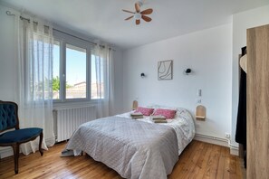 3 chambres, bureau, fer et planche à repasser, lit parapluie