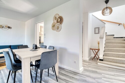 3-bedroom house with garden and garage near town center and train station.