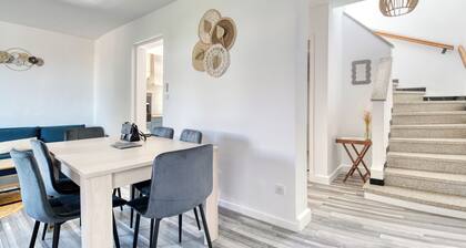 3-bedroom house with garden and garage near town center and train station.