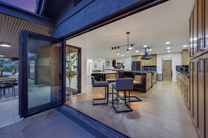 Interior - 6BD/5BA Ultimate Luxury Retreat/ Pool, Sports Courts, Putting Green/13 BEDS (Las Vegas)