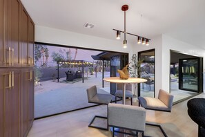 Interior - 6BD/5BA Ultimate Luxury Retreat/ Pool, Sports Courts, Putting Green/13 BEDS (Las Vegas)