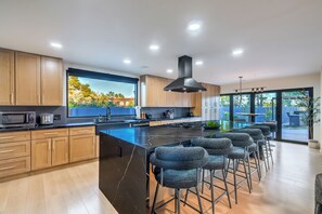 Fridge, microwave, oven, stovetop - 6BD/5BA Ultimate Luxury Retreat/ Pool, Sports Courts, Putting Green/13 BEDS (Las Vegas)