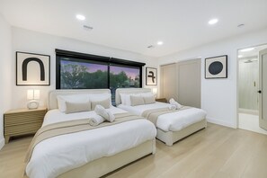 6 bedrooms, desk, travel cot, WiFi