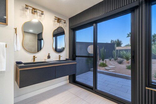 6BD/5BA Ultimate Luxury Retreat/ Pool, Sports Courts, Putting Green/13 BEDS