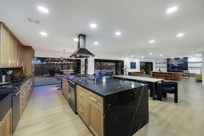 Fridge, microwave, oven, stovetop - 6BD/5BA Ultimate Luxury Retreat/ Pool, Sports Courts, Putting Green/13 BEDS (Las Vegas)