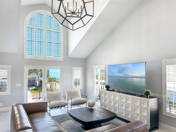 TV - Private 3 bedrooms, 2 bathrooms Upper Level Suite 300 ft from Bonita Beach (Bonita Springs)