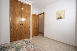 3 عدّة غرف نوم ومكواة/لوح كي وواي فاي مجانًا وملاءات أسرّة
