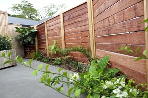 Property grounds - Villa Desa your cozy Havelock North retreat 5 min walk to village centre (Havelock North)