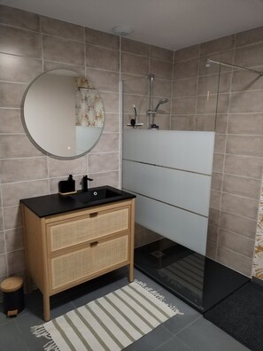 Shower, hair dryer, soap, toilet paper - Charming new house in the heart of Matignon (Matignon)