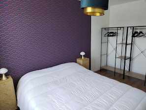 3 chambres, fer et planche à repasser, lit de bébé portatif