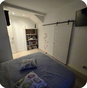 2 habitaciones, tabla de planchar con plancha, wifi y ropa de cama 