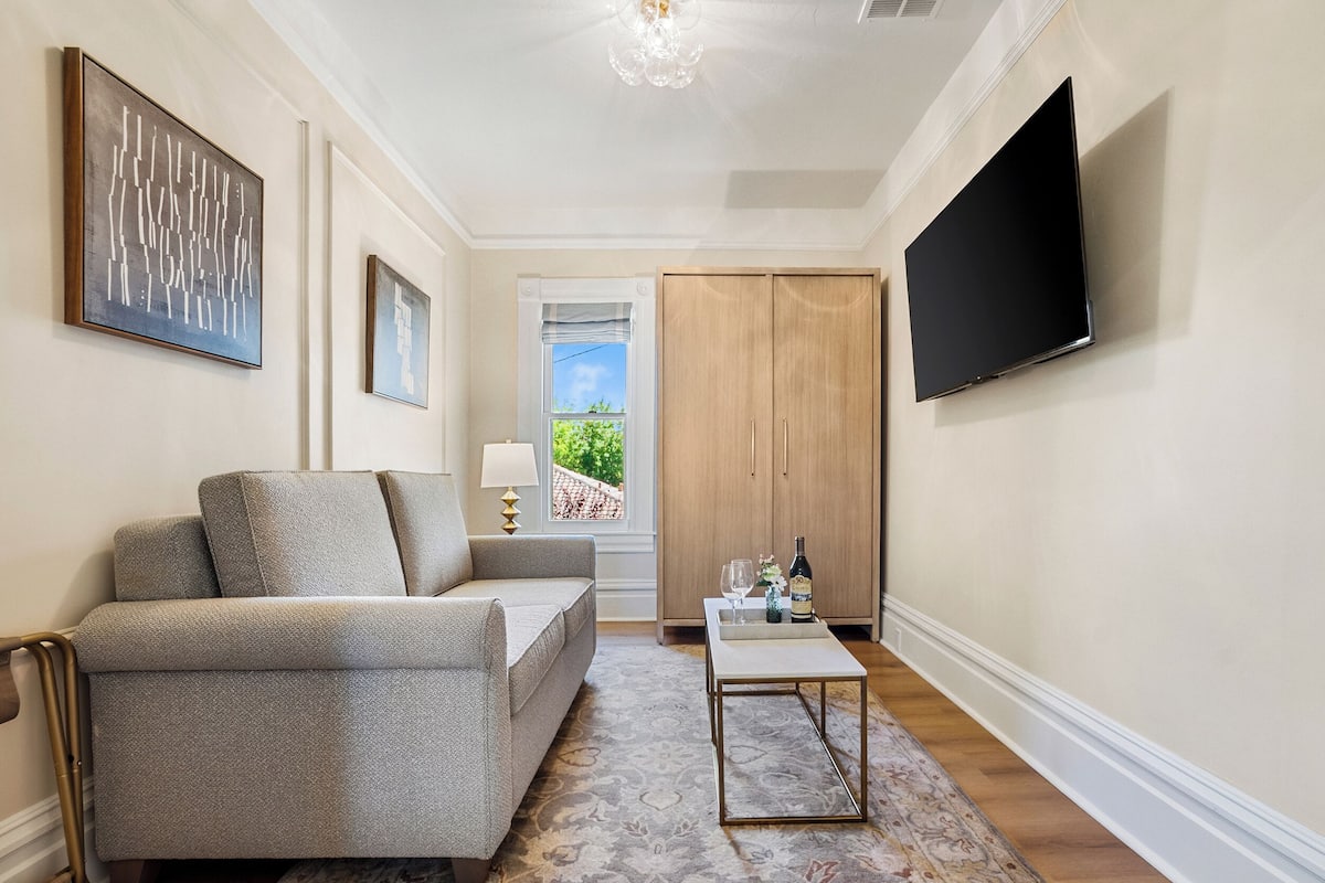 Suite de lujo | Zona de estar | Una televisión LED, Netflix, Hulu, servicios de streaming