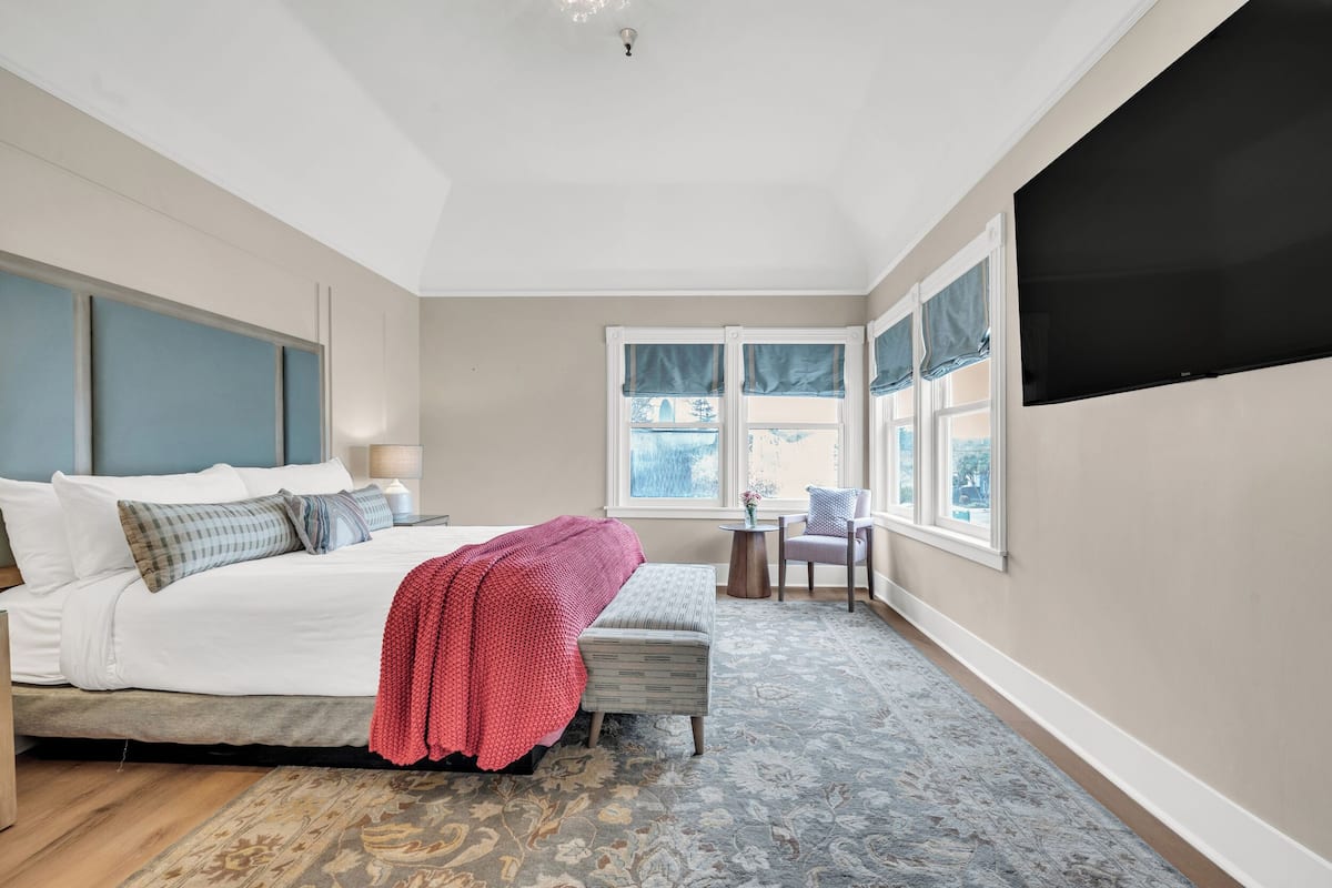 Luxury Studio Suite, 1 King Bed, Bathtub, Pool View | 1 bedroom, in-room safe, free WiFi