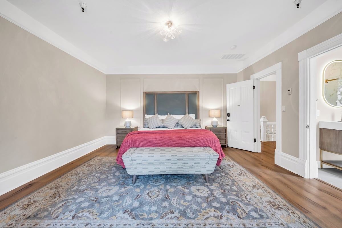 Deluxe Single Room, 1 King Bed | 1 bedroom, in-room safe, free WiFi