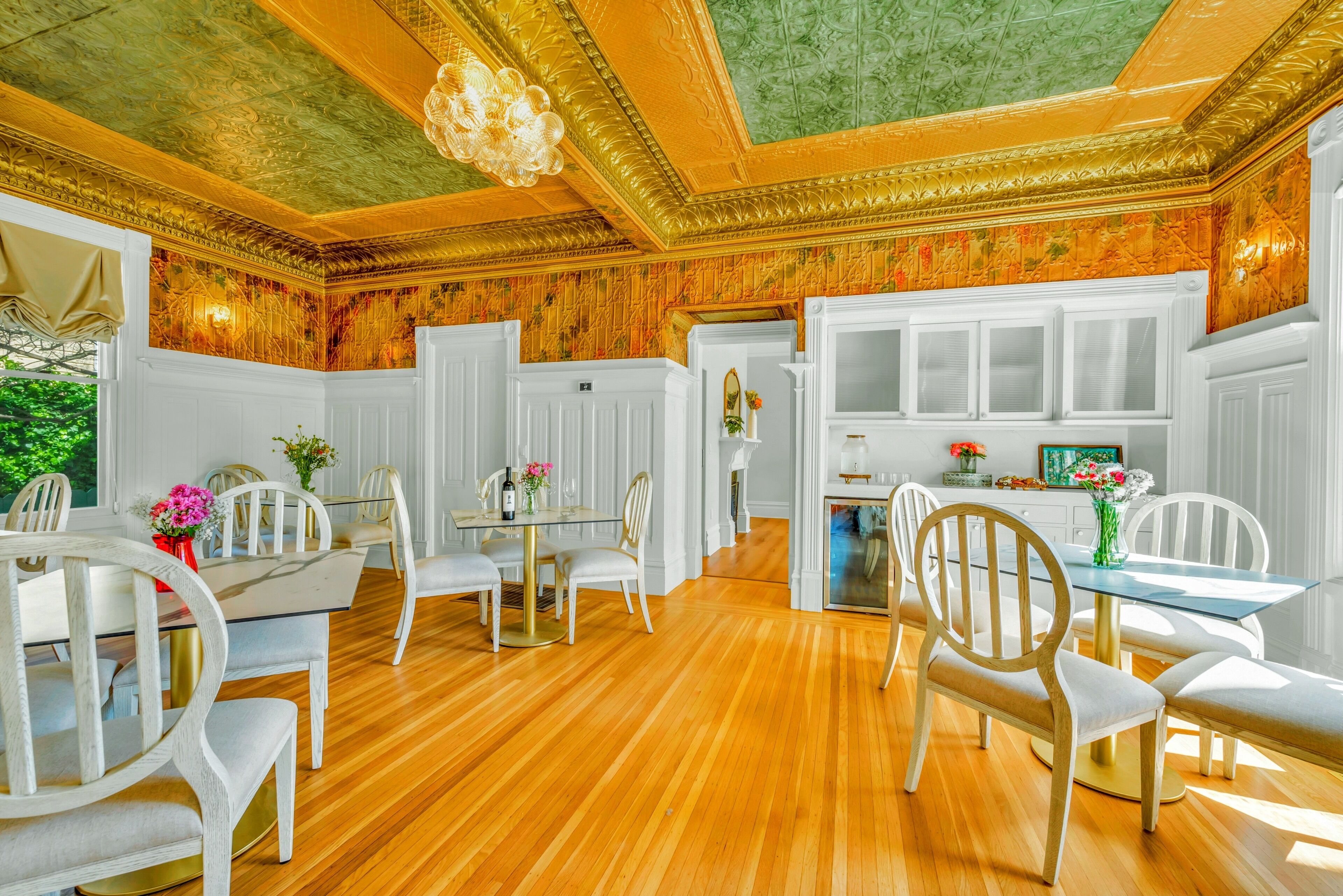 فطور من الأطباق المحلية مجانًا يوميًا