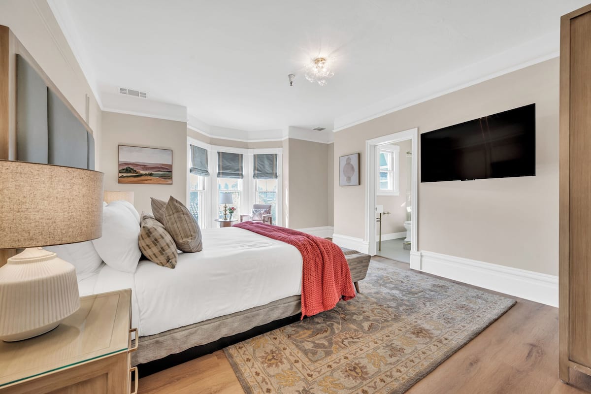 Classic Single Room, 1 King Bed | 1 bedroom, in-room safe, free WiFi