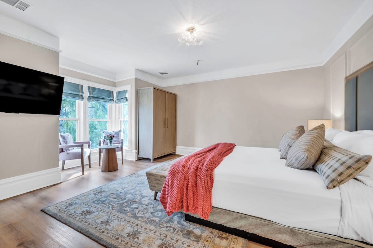 Deluxe Single Room, 1 King Bed | 1 bedroom, in-room safe, free WiFi