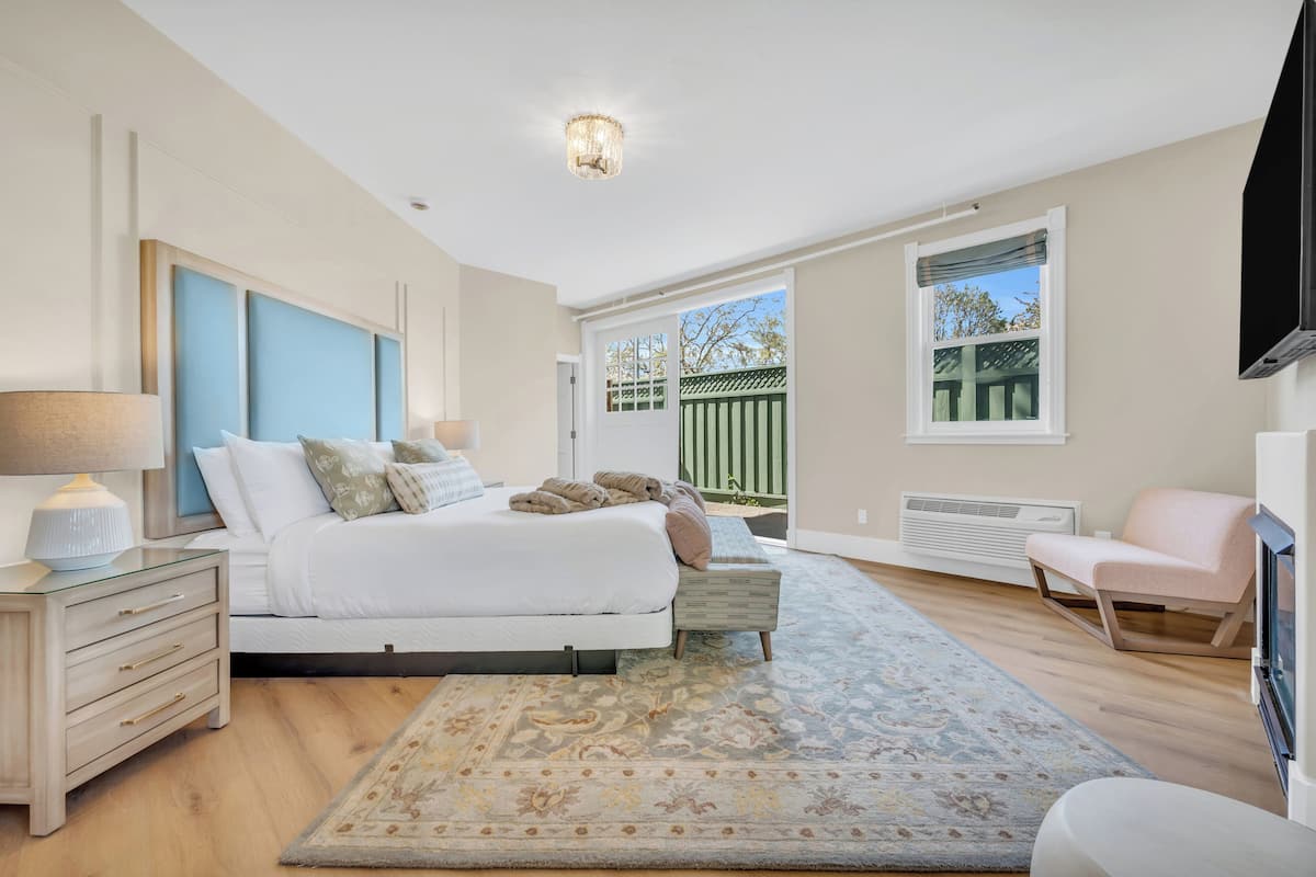 Luxury Studio Suite, 1 King Bed, Patio | 1 bedroom, in-room safe, free WiFi