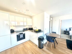 Appartement | Cuisine privée | Réfrigérateur, micro-ondes, four, plaque de cuisson
