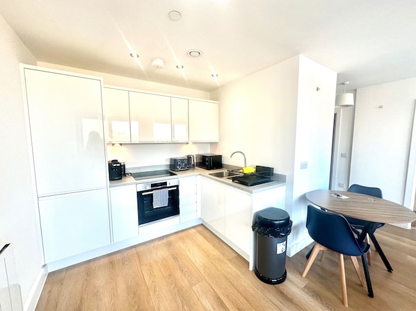 Appartement | Cuisine privée | Réfrigérateur, micro-ondes, four, plaque de cuisson