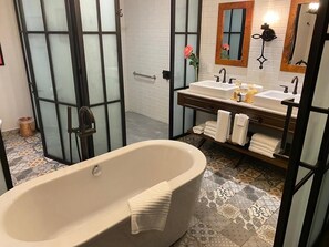 Secador de pelo, toallas, jabón y papel higiénico