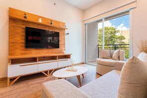 Comfort appartement | Woonruimte | Een 55-inch smart-tv met satellietzenders