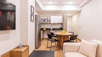 Appartement, 1 chambre, balcon | Coin séjour