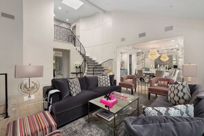 Living area - Luxury Bel Air Crest Escape (Los Angeles)