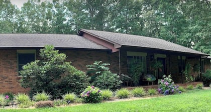 Charming studio with WiFi and AC near Asheville airport