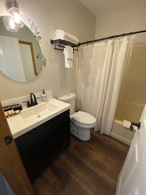 Haartrockner, Handtücher, Seife, Shampoo