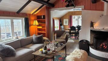 Smart TV, fireplace