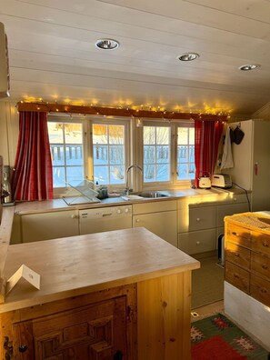 Kjøleskap, ovn, kokeplater og oppvaskmaskin