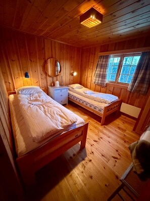 4 soverom, strykejern/-brett, reiseseng for barn og wi-fi (inkludert)