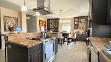 冷蔵庫、電子レンジ、コンロ、食器洗い機