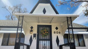 A house with a black door, a number 806, and a flower wreath on the door. - Charming 1938 Pueblo Home with Game Room, Firepit and Boho Bedroom (Pueblo)