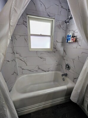 Dusche, Haartrockner, Handtücher, Seife